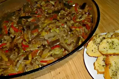 Para servir com pães e torradas essa caponata de berinjela é