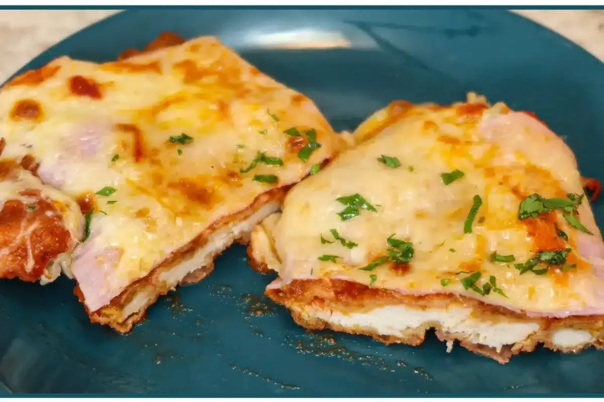 Parmegiana de frango divina, bem suculenta e coberta com mol