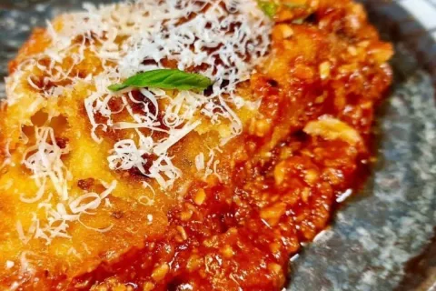 Parmegiana de frango na frigideira feita em uma panela só fá