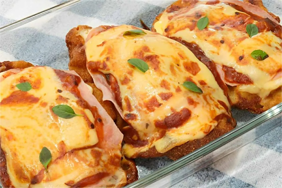 Parmegiana de frango turbinado com queijo e presunto que vai