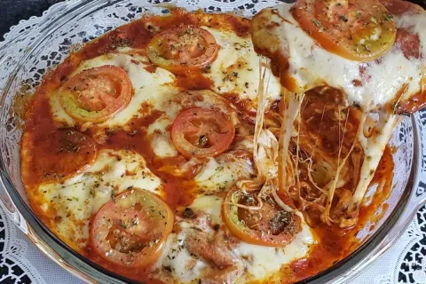 Parmegiana de hambúrguer feita no forno, diferente e delicio