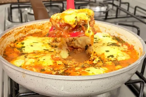 Parmegiana de ovo cremosa e bem temperada, para um almoço de