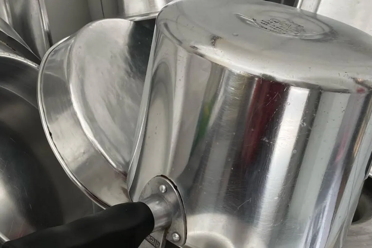 Pasta de brilho caseira para deixar as suas panelas e formas