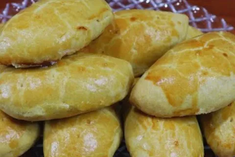 Pastel assado com massa muito leve e crocante que derrete na