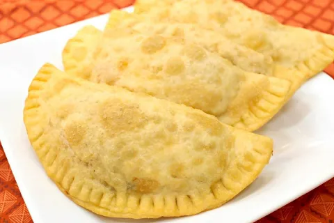Pastel com massa caseira de 2 ingredientes para você rechear