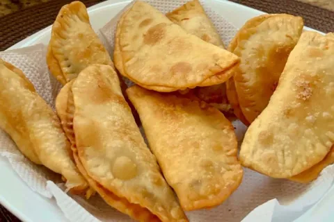 Pastel de feira: uma massa com poucos ingredientes que fica 