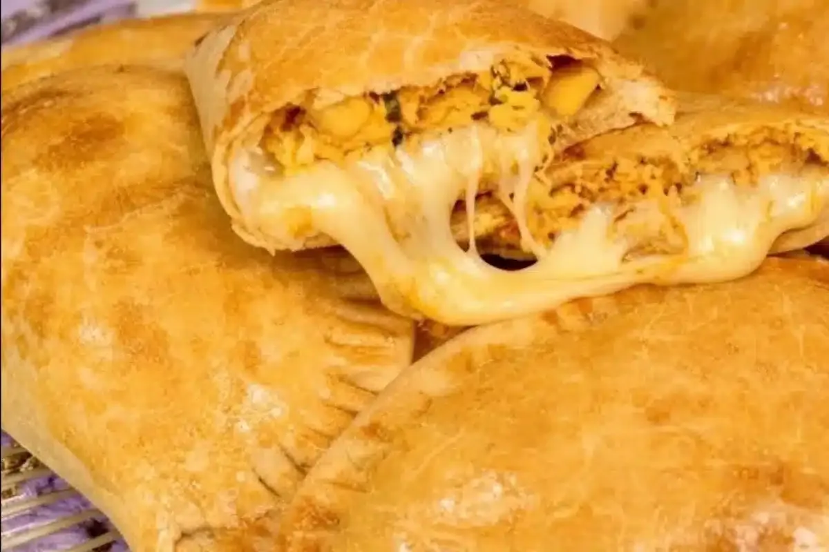 Pastel de forno feito com massa que derrete na boca, um lanc