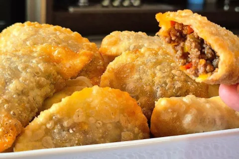 Pastelzinho de carne, com uma massa caseira crocante para o 