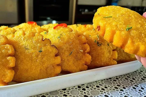 Pastelzinho de fubá feito sem farinha de trigo super crocant