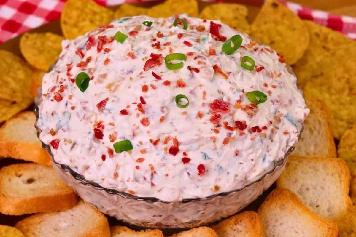 Patê cremoso de cream cheese com bacon e cebola caramelizada