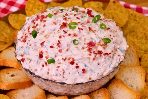 Patê cremoso de cream cheese com bacon e cebola caramelizada