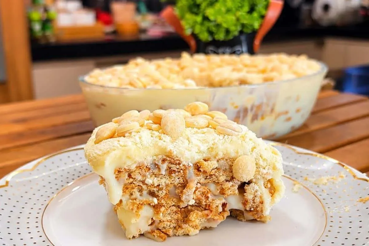 Pavê cremoso feito com poucos ingredientes de forma fácil, u