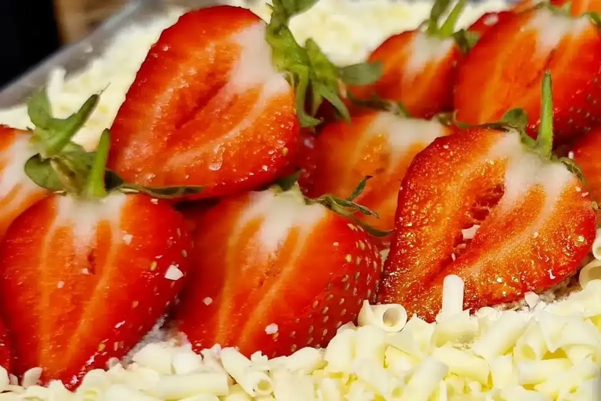 Pave de leite ninho com morangos delicioso e perfeito para s