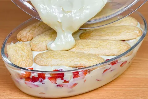 Pavê de morango com biscoito champagne: uma sobremesa fácil 