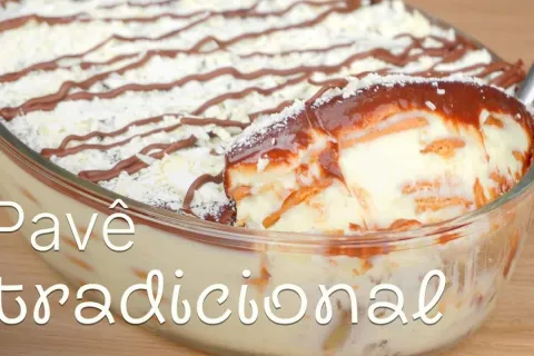 Pavê tradicional com camadas cremosas de biscoito e chocolat