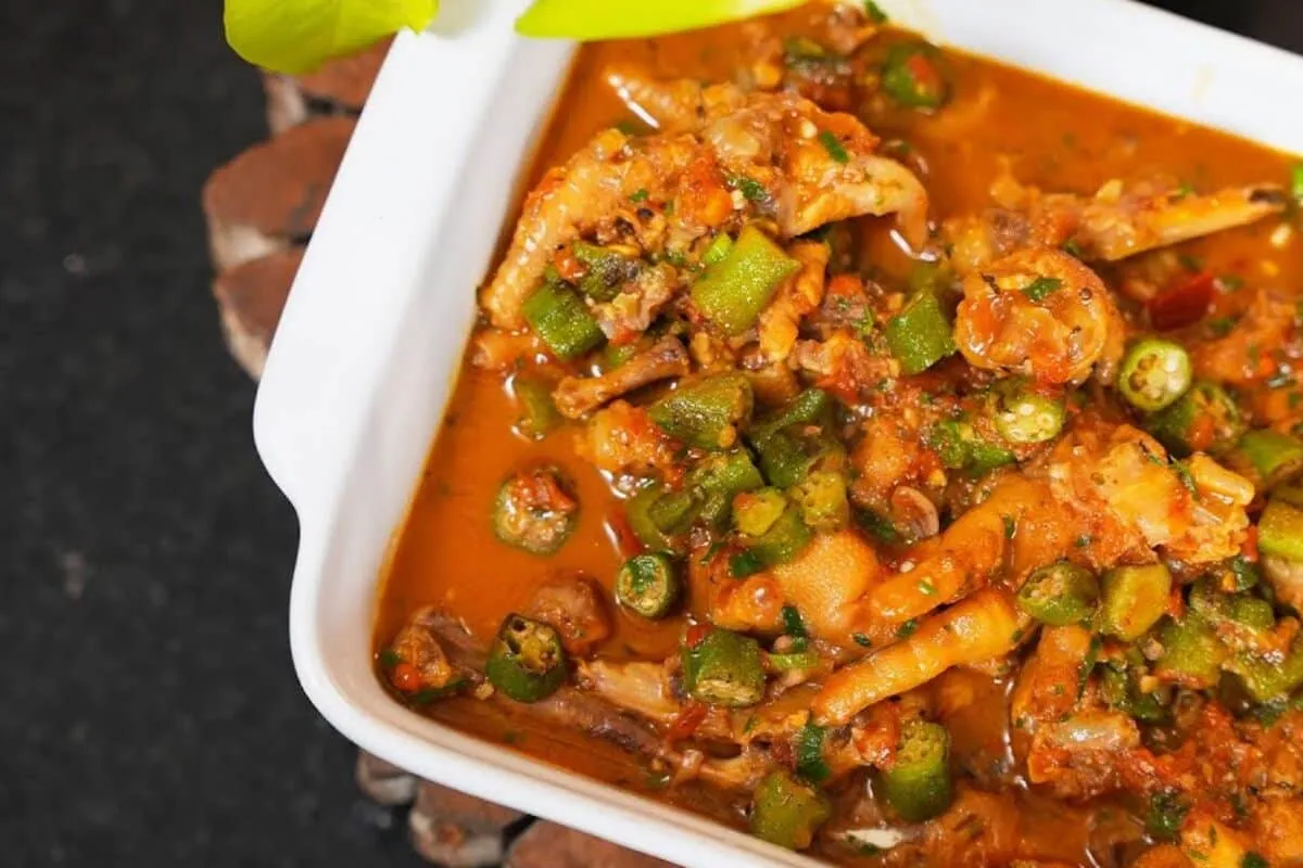 Pé de galinha com quiabo tradicional e saboroso: comida raiz