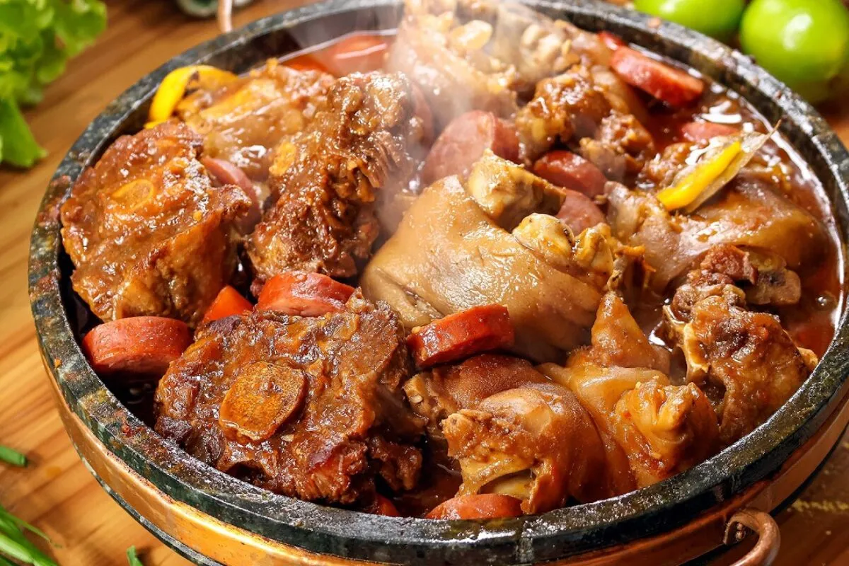 Pé de porco com rabada: a comida de boteco mais raiz que voc