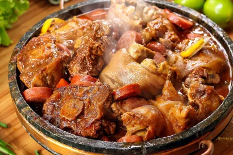 Pé de porco com rabada: a comida de boteco mais raiz que voc