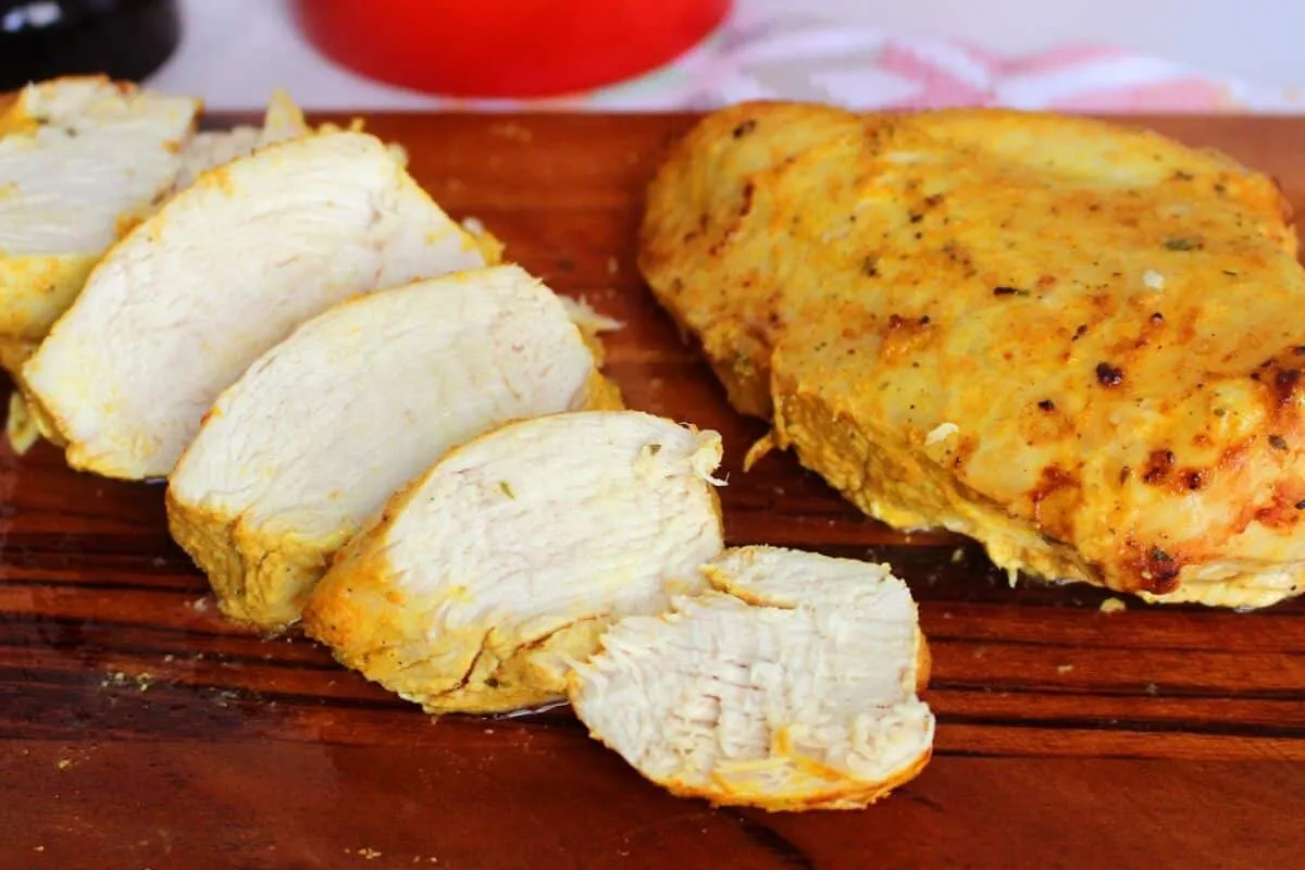 Peito de frango na airfryer fácil suculento e ideal para um