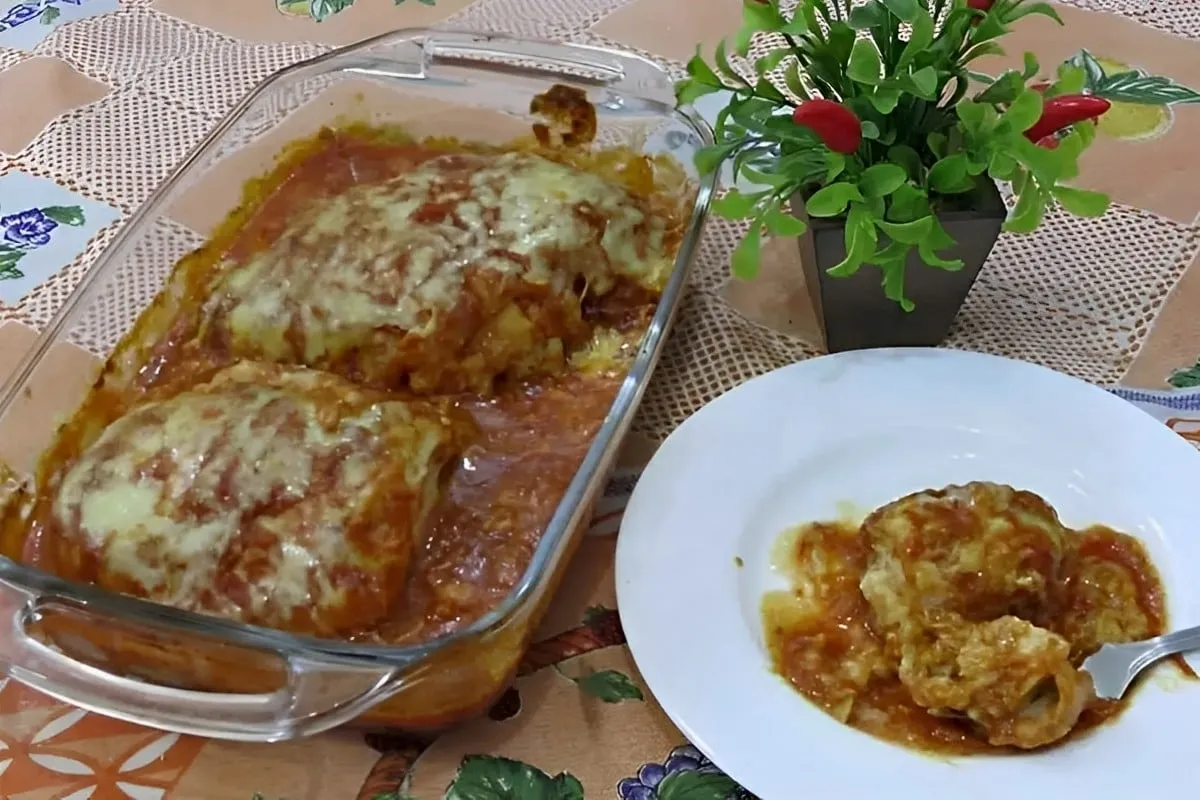 Peito de frango recheado e gratinado perfeito para o almoço