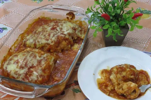 Peito de frango recheado simples e prático que fica suculent