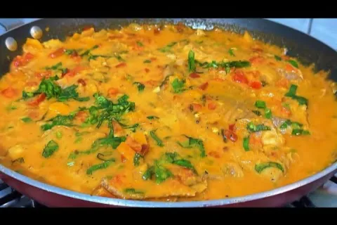 Peixe ao molho: um filé de peixe ensopado com leite de coco 