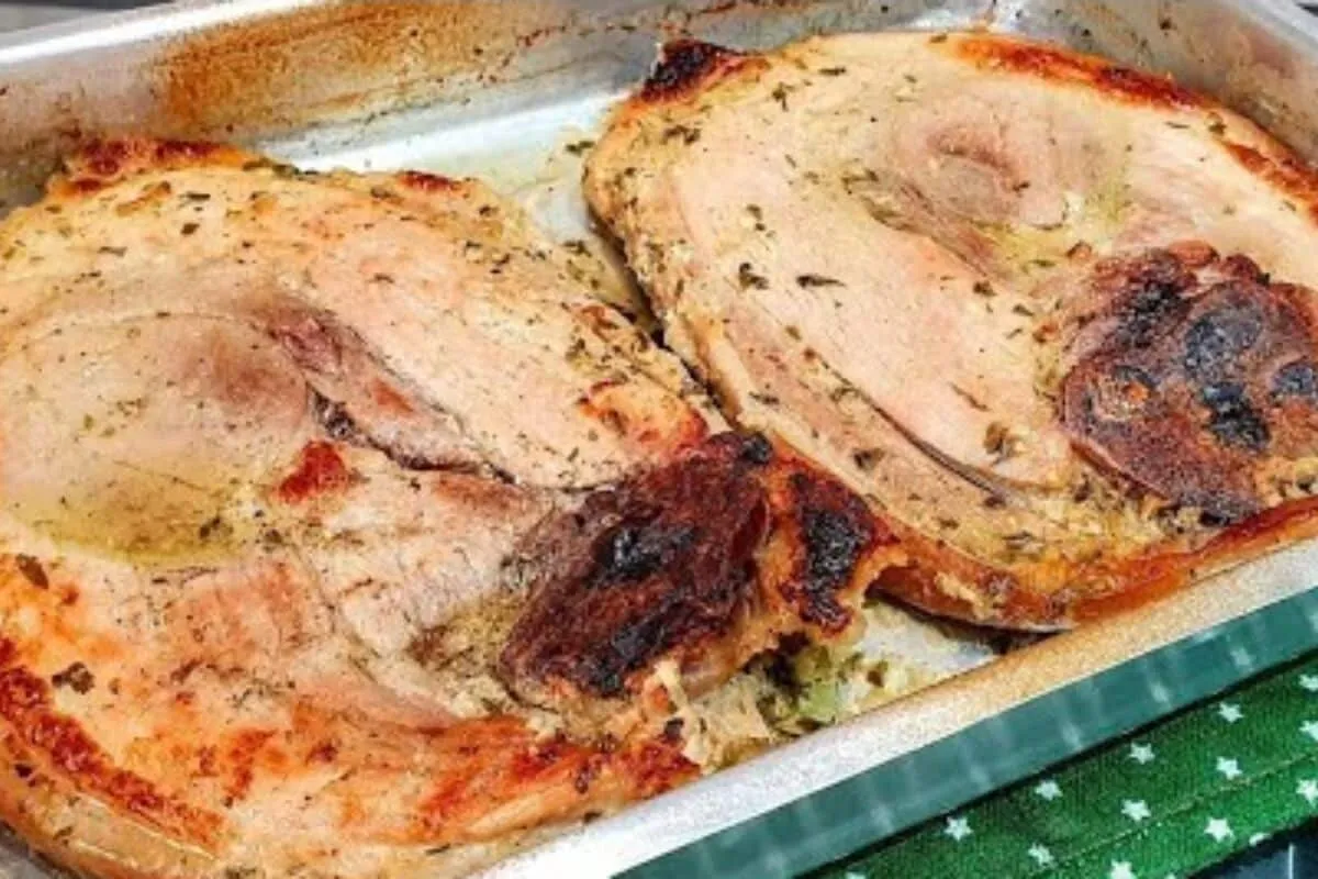 Pernil assado muito suculento e bem temperado, perfeito para