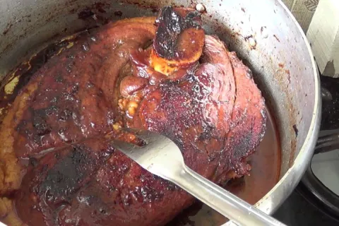 Pernil assado na cebola se você estava procurando um almoço 