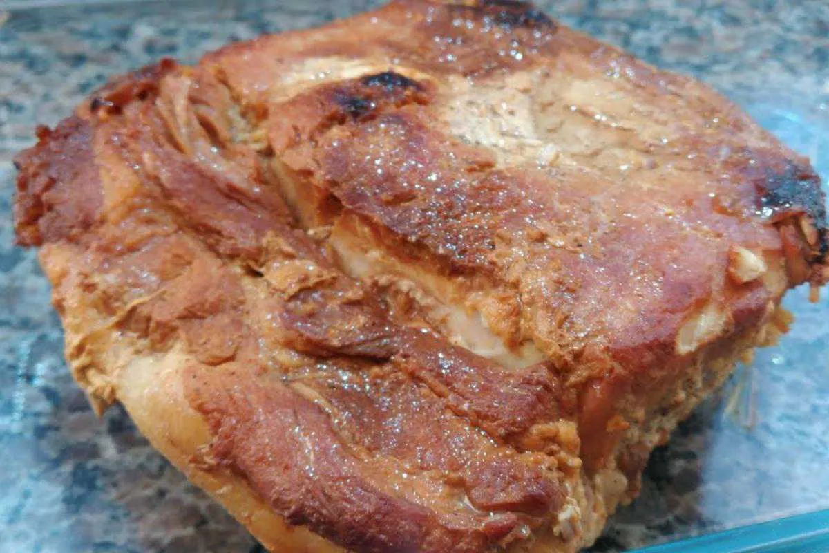 Pernil assado na panela feito desse jeito fica suculento e d