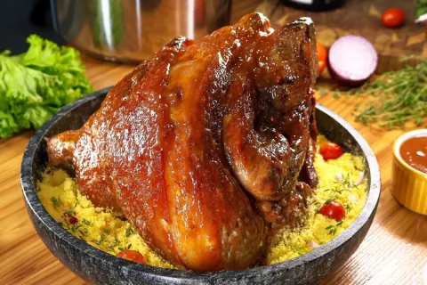 Pernil de porco mineiro: uma carne super suculenta e com aqu