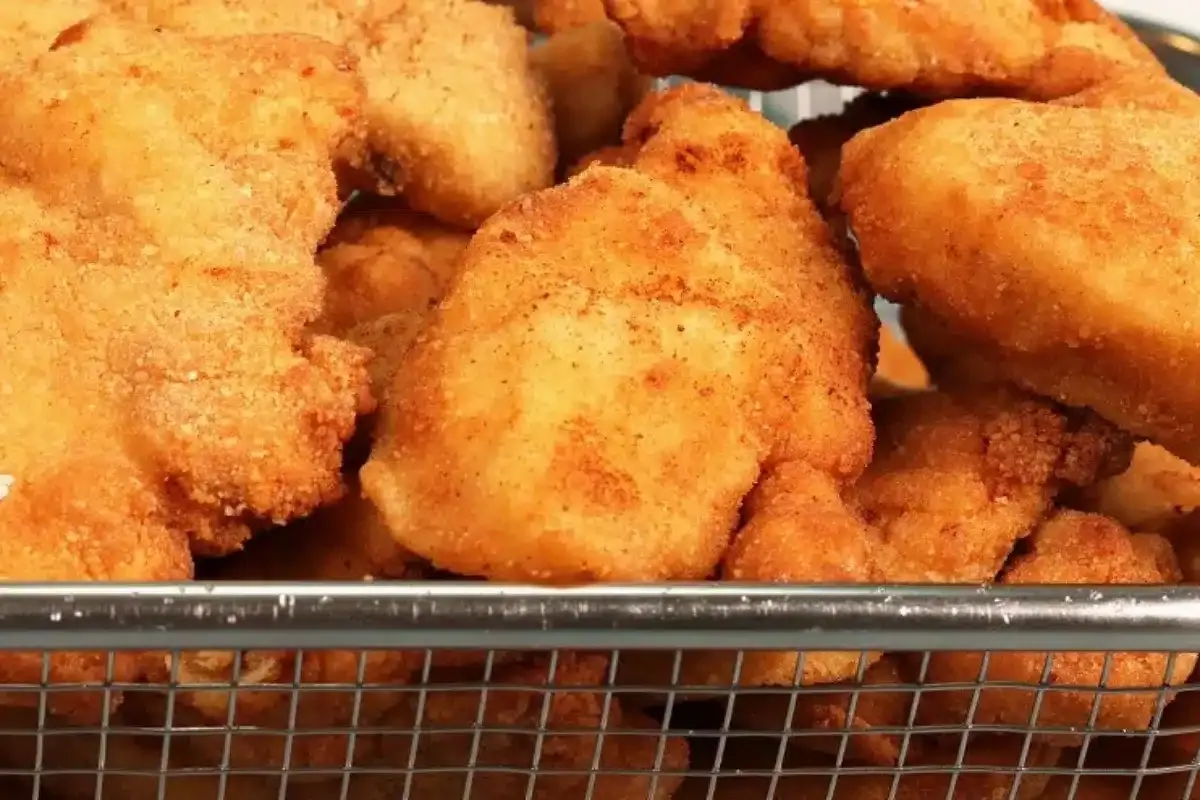Petisco de frango crocante e delicioso com um molho prático,