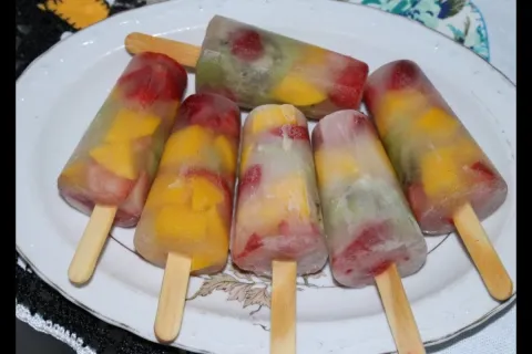 Picolé caseiro de frutas preparado com água de coco de forma