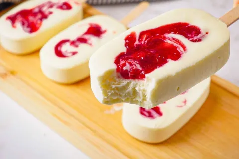 Picolé caseiro sabor cheesecake cremoso, feito com um segred