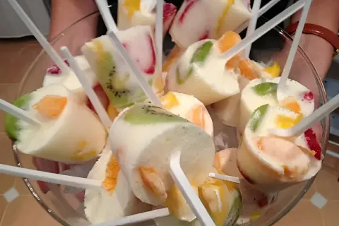 Picolé com frutas feito no copinho uma receita saudável e de