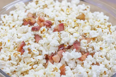 Pipoca com bacon crocante e muito saborosa, para você sabore