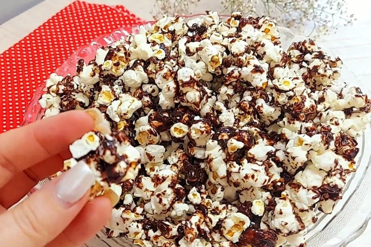Pipoca de chocolate crocante e sequinha, perfeita para sabor