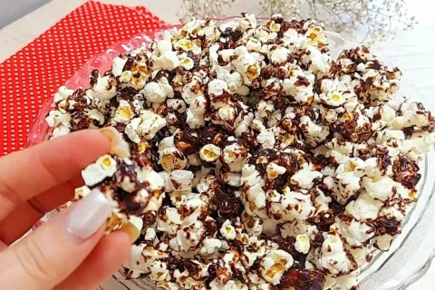 Pipoca de chocolate crocante e sequinha, perfeita para sabor