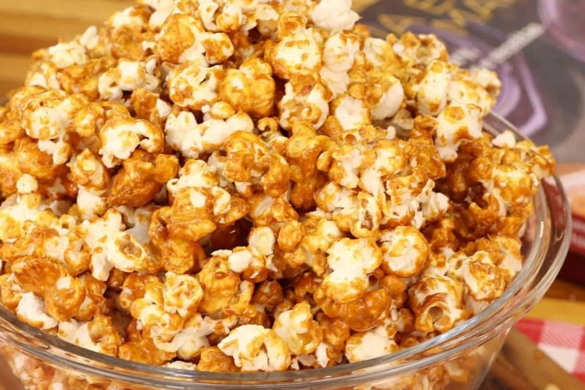 Pipoca doce de cinema: super crocante, deliciosa e fácil de