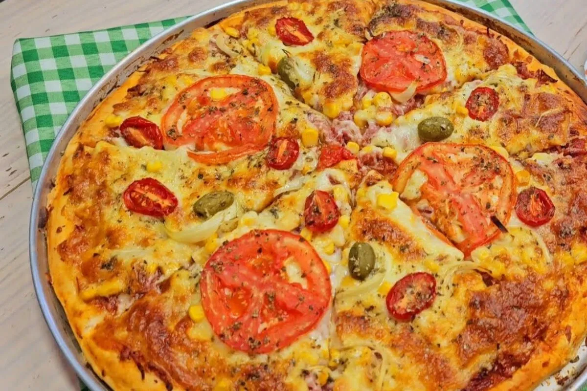 Pizza caseira com massa que não precisa sovar, para você faz