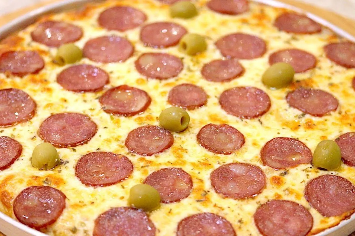 Pizza caseira, com uma massa deliciosa e muito prática, para