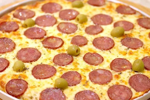 Pizza caseira, com uma massa deliciosa e muito prática, para