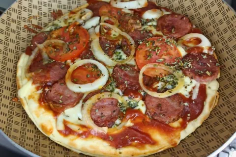 Pizza de frigideira pronta em poucos minutos e que não leva 