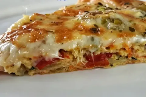 Pizza de legumes feita com massa caseira leve e recheio bem 