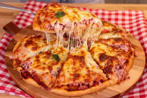 Pizza de massa mole, que é rápida, deliciosa e sem bagunça, 