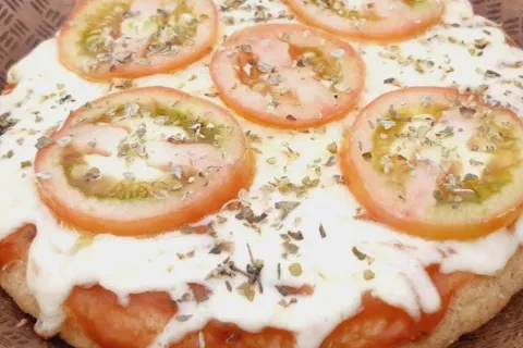Pizza sem glúten feita com praticidade na frigideira para um