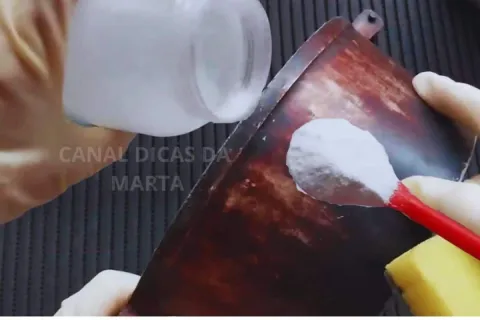 Pó desengordurante caseiro que derrete a gordura de panelas 