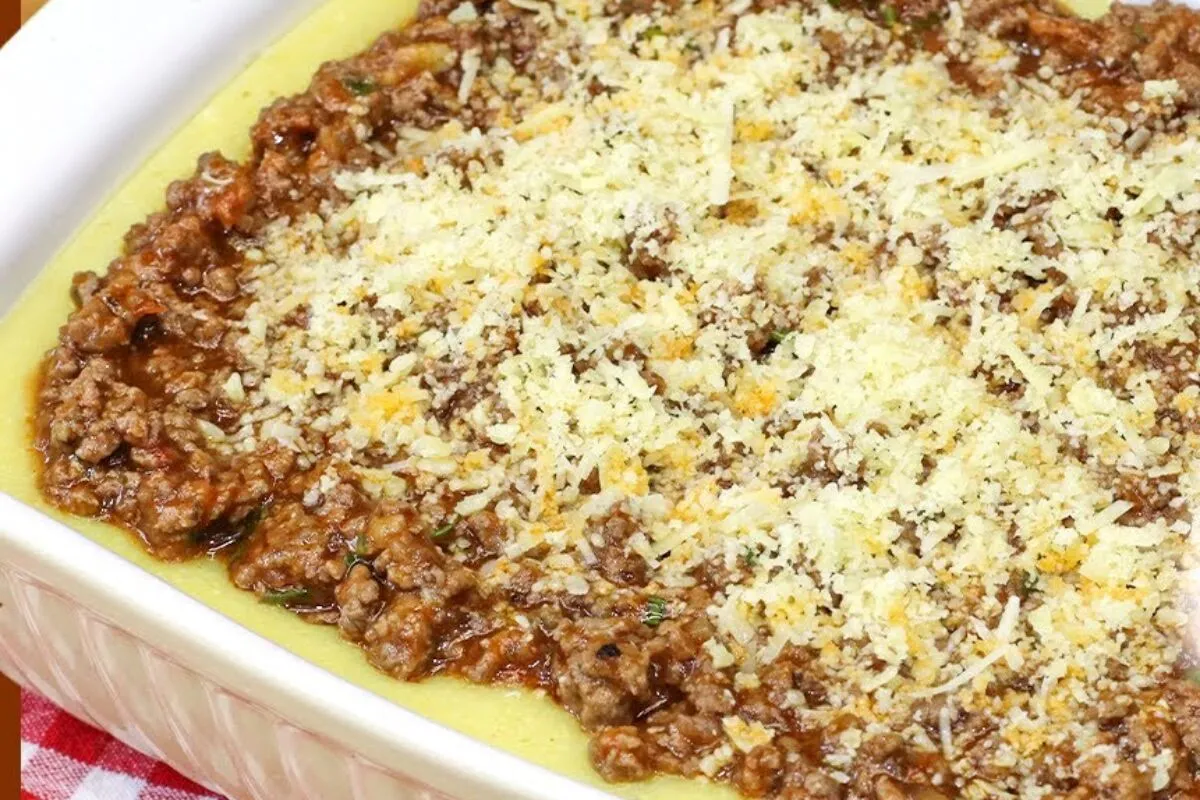 Polenta com carne moída cremosa: receita tradicional que aqu