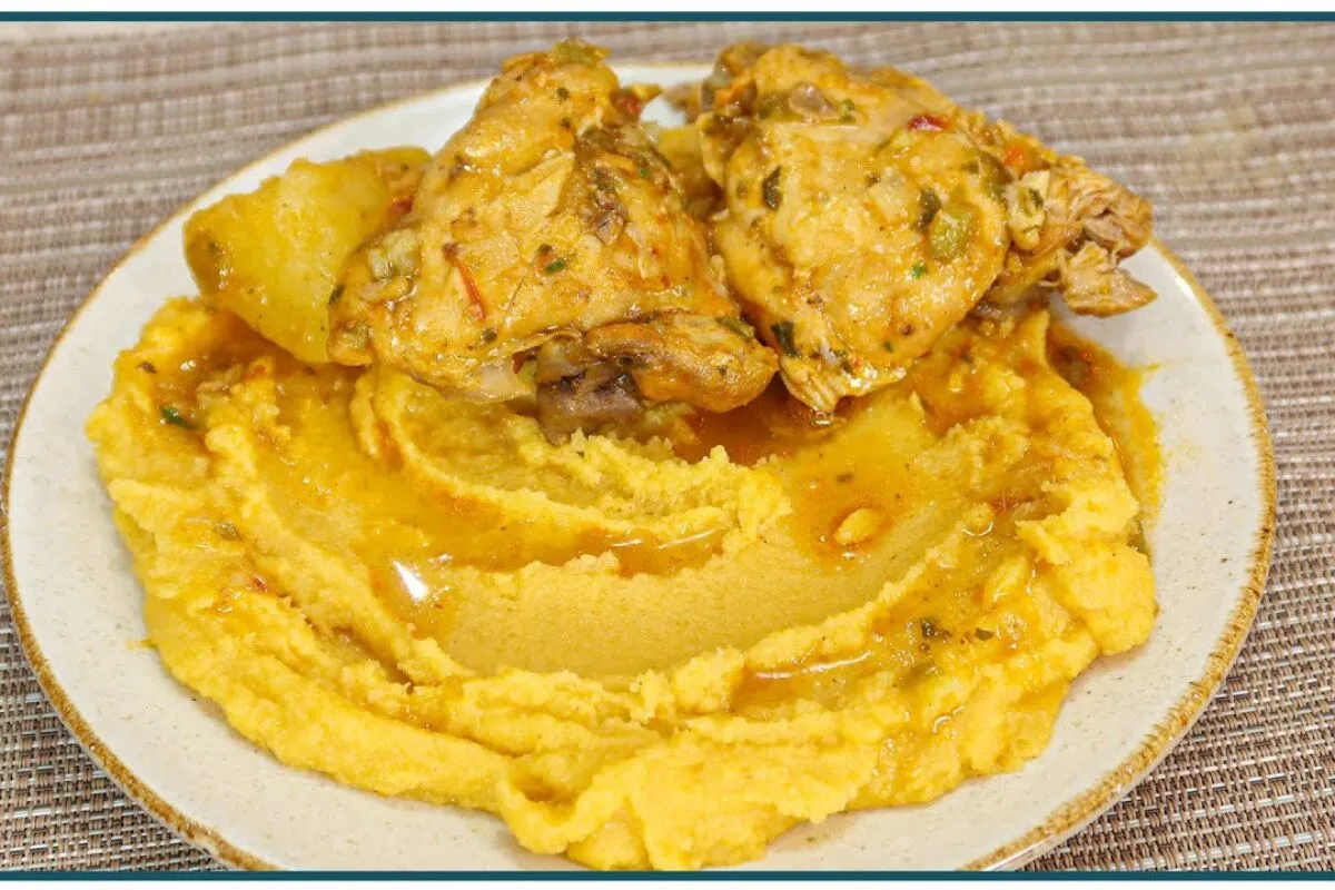 Polenta com frango bem temperada e cheia de sabor que deixa