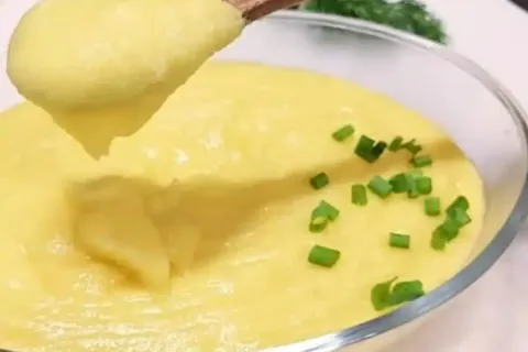 Polenta cremosa simples feita na panela de pressão, uma rece