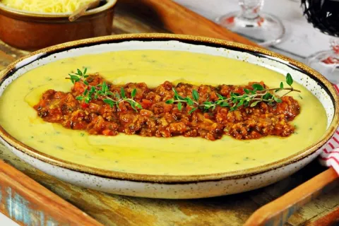 Polenta italiana da nonna com sabor de almoço família na cas